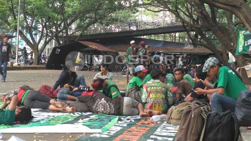 Bonekmania, pendukung Persebaya Surabaya di Bandung, Jawa Barat. - INDOSPORT